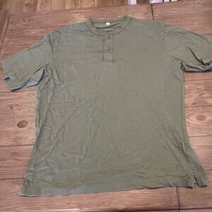 Uniqlo shirt, mens L green three button T shirt